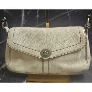 ✨ Coach White Pebbled Leather Crossbody Purse ✨